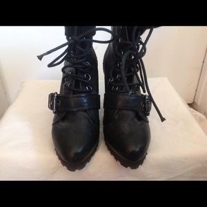 Pour La Victoire Black Leather booties US7